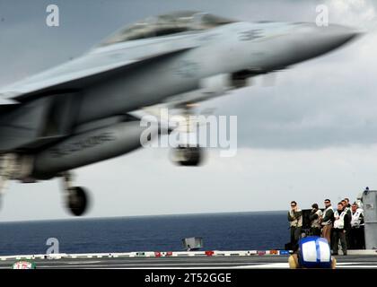 1005197908T-207 ATLANTIC OCEAN (19 maggio 2010) Landing signal officers a bordo della portaerei USS George H.W. Bush (CVN 77) guardano un F/A-18F Super Hornet assegnato allo Strike Fighter Squadron (VFA) 213 atterra. George H.W. Bush e' in corso nell'Oceano Atlantico. Marina Foto Stock