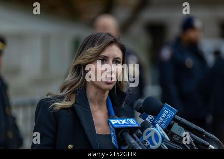 NEW York, NEW YORK - 1° NOVEMBRE: L'avvocato dell'ex presidente Donald Trump, Alina Habba, parla alla stampa dopo che Eric Trump ha testimoniato nel processo per frode civile di suo padre, l'ex presidente Donald Trump, a New York il 1° novembre 2023. I figli dell'ex presidente, Donald Jr., Eric e Ivanka, dovrebbero testimoniare nei prossimi giorni al processo del padre. L'ex presidente potrebbe essere costretto a vendere le sue proprietà dopo che il giudice Engoron ha annullato i suoi certificati aziendali e ha stabilito che ha commesso una frode per anni mentre costruiva il suo impero immobiliare dopo bein Foto Stock