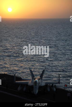 0811038868R-003 GOLFO DELL'OMAN (3 novembre 2008) un F/A-18 Hornet è fissato sul ponte di volo della portaerei USS Theodore Roosevelt (CVN 71) al tramonto nel Golfo dell'Oman. Theodore Roosevelt e imbarcarono il Carrier Air Wing (CVW) 8 schierato nell'area di responsabilità della 5th Fleet. Marina Foto Stock