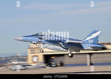 1101262344B-002 NAVAL AIR STATION, NORTH ISLAND, CA. (Gennaio 26, 2011) un e/A-18G Growler dei "Vikings" dell'Electronic Attack Squadron (VAQ) 129, con base alla Naval Air Station (NAS) Whidbey Island, Washington, arriva a NAS North Island. Il Growler è dipinto in uno schema di vernice a tre tonalità (circa 1944), in onore dell'Air Group 85 che operava dalla USS Shangri-la (CV 34) durante la seconda guerra mondiale Il Growler, appositamente dipinto, è uno degli oltre 200 aerei navali, dalla prima della seconda guerra mondiale ai giorni nostri, che partecipano a una parata di volo sulla baia di San Diego, dando il via a una serie di e a livello nazionale Foto Stock
