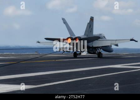 0701210684R-042 Oceano Pacifico (21 gennaio 2007)- un F/A-18C Hornet assegnato ai "Death Rattlers" del Marine Strike Fighter Squadron Three Two Three (VMFA-323) atterra con successo sul ponte di volo della portaerei classe Nimitz USS John C. Stennis (CVN 74). Stennis sta conducendo Carrier Qualifications (CQ) al largo della costa della California meridionale prima di dirigersi a ovest per rafforzare la sicurezza nell'area operativa del comando centrale degli Stati Uniti. Marina degli Stati Uniti Foto Stock