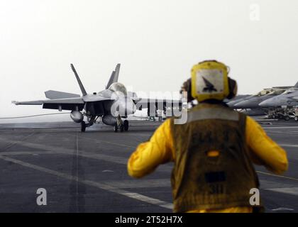 0704148446A-016 GOLFO PERSICO (14 aprile 2007) - un F/A-18F Super Hornet, del “Jolly Rogers” dello Strike Fighter Squadron (VFA) 103, atterra sul ponte di volo della portaerei classe Nimitz USS Dwight D. Eisenhower (CVN 69). Eisenhower e imbarcato Carrier Air Wing (CVW) 7 sono in fase di dispiegamento a sostegno delle operazioni di sicurezza marittima (MSO). Marina degli Stati Uniti Foto Stock