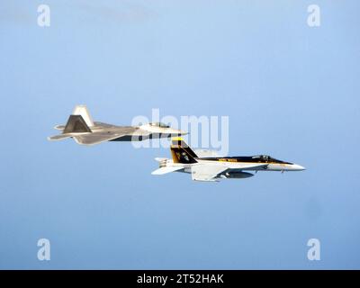 0704265872H-003 KADENA AIR FORCE BASE, Okinawa (26 aprile 2007) - da sinistra, un F/A-18E Super Hornet della Marina vola a fianco di un F-22 Raptor dell'Air Force durante esercitazioni congiunte di addestramento presso la Kadena Air Force base. Per l'addestramento, lo Strike Fighter Squadron (VFA) 27 che vola Super Hornets schierato a Okinawa dalla sua base dispiegata in avanti nella Naval Air Facility Atsugi, in Giappone, per concentrarsi sulle capacità di caccia di prossima generazione dei due servizi. Raptor è il più recente caccia in prima linea Air ForceХs. Marina degli Stati Uniti Foto Stock