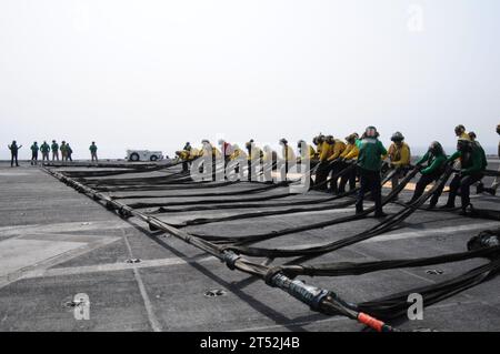 110706TU894-209 GOLFO ARABICO (6 luglio 2011) i marinai hanno impostato la barricata di emergenza durante le esercitazioni di addestramento in cabina di volo a bordo della portaerei USS George H.W. Bush (CVN 77). George H.W. Bush è al suo primo dispiegamento operativo a sostegno delle operazioni di sicurezza marittima e degli sforzi di cooperazione per la sicurezza del teatro nell'area di responsabilità della 5th Fleet degli Stati Uniti. Marina Foto Stock