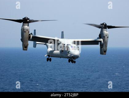 0807226822T-081 OCEANO ATLANTICO (22 luglio 2008) un MV-22 Osprey assegnato Marine Medium Tiltrotor Squadron (VMM) 263 si prepara ad atterrare sul ponte di volo della nave d'assalto anfibio polivalente USS Iwo Jima (LHD 7). Iwo Jima partecipa all'esercitazione Joint Task Force 08-4 come parte dell'Iwo Jima Expeditionary Strike Group. Marina Foto Stock