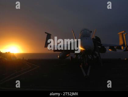 0810171644H-243 PACIFIC OCEAN (17 ottobre 2008) un F/A-18 Hornet del Carrier Air Wing Five (CVW 5) si trova sul ponte di volo della portaerei classe Nimitz USS George Washington (CVN 73) al crepuscolo. Il George Washington Carrier Strike Group si sta allenando nell'Oceano Pacifico. Marina Foto Stock