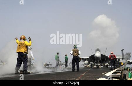 1007046003P-032 U.S. 5TH FLEET AREA OF RESPONSIBILITY (4 luglio 2010) Un direttore aereo guida un F/A-18 Hornet sulla catapulta per il decollo a bordo della portaerei USS Harry S. Truman (CVN 75). Harry S. Truman è schierato come parte dell'Harry S. Truman Carrier Strike Group, sostenendo le operazioni di sicurezza marittima e gli sforzi di cooperazione per la sicurezza del teatro nell'area di responsabilità della 5th Fleet. Marina Foto Stock