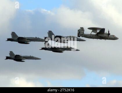 0712168132M-165 ATLANTIC OCEAN (16 dicembre 2007) gli aerei della Carrier Air Wing (CVW) 1 si esibiscono per familiari e amici di membri dell'equipaggio durante uno spettacolo aereo sponsorizzato dalla portaerei nucleare USS Enterprise (CVN 65) durante una Tiger Cruise di tre giorni. Enterprise e il CVW-1 imbarcato sono in un'implementazione pianificata di sei mesi. Marina degli Stati Uniti Foto Stock