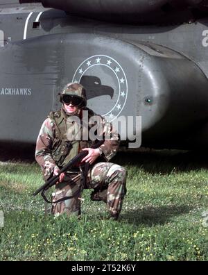 9905026019M-005 Kukes, Albania (02 maggio 1999) -- il caporale Sylvester Meachem di Winston Salem, NC fornisce sicurezza per un MH-53E 'Sea Dragon' dell'Helicopter Mine Countermeasure Squadron One Five (HM-15). HM-15 che atterra all'aeroporto di Rinas per raccogliere provviste per un campo profughi a Kukes, Albania. L'HM-15 è attualmente imbarcato a bordo della nave contromisura mine USS Inchon (MCS 12) che opera nell'Adriatico a sostegno di 0peration Shining Hope, uno sforzo congiunto congiunto di aiuti umanitari militari NATO e USA in collaborazione con agenzie di soccorso civile. Marina degli Stati Uniti Foto Stock