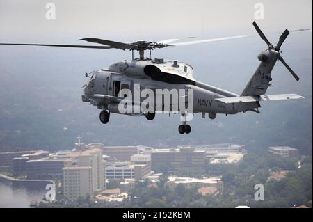 0906100413R-043 JACKSONVILLE, Flag. (10 giugno 2009) Un elicottero multi-missione MH-60R Sea Hawk è in rotta verso la base della Naval Air Station di Jacksonville, dopo un'esercitazione con pistola ad acqua. L'esercitazione con le armi fa parte del processo di qualificazione per certificare gli elicotteri come pronti per la Marina. Marina Foto Stock