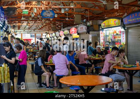 Il frequentato Maxwell Food Centre di notte, Chinatown, Singapore Foto Stock