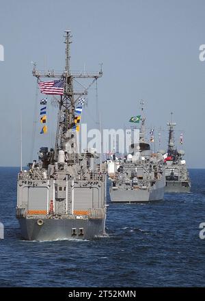 0904231580K-141 OCEANO ATLANTICO (23 aprile 2009) la fregata missilistica guidata USS Kauffman (FFG 59) è in corso con, da sinistra, il cutter della Guardia Costiera statunitense Thetis (WMEC 910), la fregata della Marina cilena Almirante Blanco Encalada (FF-15), e la fregata della Marina brasiliana BNS Constituicao (F42) durante UNITAS Gold, la 50a edizione dell'esercitazione marittima multinazionale più longeva al mondo. Le unità navali degli Stati Uniti stanno partecipando a diversi scenari di addestramento tattico realistici con forze marittime provenienti da Brasile, Canada, Cile, Colombia, Ecuador, Germania, Messico, Perù e Uruguay fuori dal campo Foto Stock