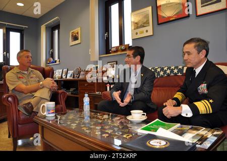 1002243289C-012 ROTA, Spagna (24 febbraio 2010) Ambasciatore degli Stati Uniti in Spagna e Andorra, Alan D. Solomont, centro, colloqui con il capitano Bill Mosk, comandante delle attività navali della Spagna, sinistra, e vice amministratore Harry B. Harris Jr., comandante della 6th Fleet, durante una chiamata d'ufficio alla stazione navale di Rota, Spagna. Solomont è in tour per le installazioni militari e le aree di interesse degli Stati Uniti da quando è diventato ambasciatore nell'agosto 2009. Marina Foto Stock