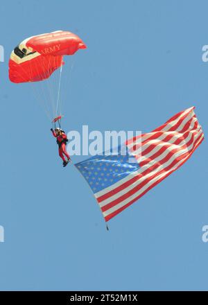 1009199180M-369 VIRGINIA BEACH, Va. (19 settembre 2010) Un membro della squadra di caduta libera del British Army Parachute Regiment, i Red Devils, mostra la bandiera americana durante un salto al Naval Air Station Oceana Air Show del 2010. La fiera aerea è al suo 52° anno e mette in mostra il meglio degli aerei militari e civili e degli artisti. Marina Foto Stock