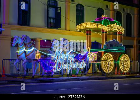 Semafori di Deepavali su Serangoon Road, Little India, Singapore Foto Stock