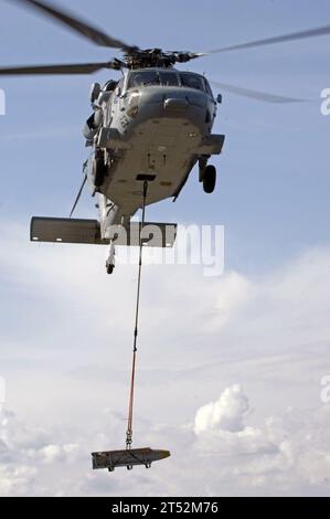 0710317883G-030 PACIFIC OCEAN (31 ottobre 2007) - un MH-60S Seahawk, assegnato al ТIsland KnightsУ of Helicopter Sea Combat Squadron (HSC) 25, rifornisce la USS Kitty Hawk (CV 63) con munizioni della nave da munizioni USNS Shasta (T-AE 33). Kitty Hawk opera dalle attività della flotta di Yokosuka, Giappone. Marina degli Stati Uniti Foto Stock