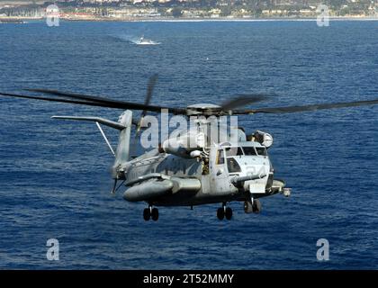 0811032183K-043 PACIFIC OCEAN (3 novembre 2008) Un elicottero CH-53E Super Stallion si avvicina alla nave d'assalto anfibio USS Peleliu (LHA 5) durante le operazioni per sbarcare i Marines dopo un dispiegamento programmato di sei mesi. Peleliu è l'ammiraglia del Peleliu Expeditionary Strike Group. Marina Foto Stock