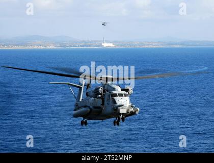 0811032183K-050 PACIFIC OCEAN (3 novembre 2008) Un elicottero CH-53E Super Stallion si avvicina alla nave d'assalto anfibio USS Peleliu (LHA 5) durante le operazioni per sbarcare i Marines dopo un dispiegamento programmato di sei mesi. Peleliu è l'ammiraglia del Peleliu Expeditionary Strike Group. Marina Foto Stock