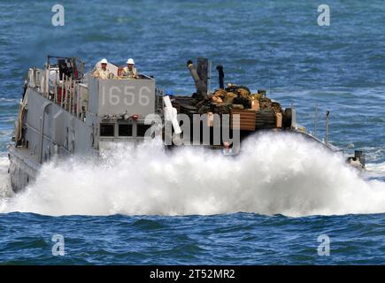 0905155345W-206 OCEANO ATLANTICO (15 maggio 2009) Un'unità di atterraggio dell'Assault Craft Unit (ACU) 2 si schianta attraverso il surf mentre si avvicina al ponte del pozzo della nave anfibia di sbarco della classe Whidbey Island USS Fort McHenry (LSD 43) durante le operazioni di carico con la 22nd Marine Expeditionary Unit (22 MEU) e Beach Master Unit (BMU) 2 al largo della costa del North Carolina. Fort McHenry è attualmente in uno schieramento programmato con il Bataan Amphibious Readiness Group (ARG) a sostegno delle operazioni di sicurezza marittima nelle aree di responsabilità della 5th e 6th Fleet. Marina Foto Stock