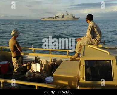 0905155345W-434 OCEANO ATLANTICO (15 maggio 2009) i marinai assegnati alla Beach Master Unit 2 (BMU 2) guardano dalla cima di un Lighter Amphibious Resupply Cargo (LARC) mentre si trovano a bordo di un'unità di atterraggio mentre aspettano di salire a bordo del molo di trasporto anfibio classe Whidbey Island USS Fort McHenry (LSD 43). Fort McHenry è in uno schieramento programmato con il Bataan Amphibious Readiness Group (ARG) a sostegno delle operazioni di sicurezza marittima nelle aree di responsabilità della 5th e 6th Fleet. Marina Foto Stock