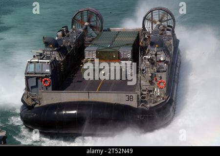 0710127955L-009 GOLFO PERSICO (12 ottobre 2007) - Un cuscino d'aria per imbarcazioni da atterraggio, collegato all'Assault Craft Unit (ACU) 4, porta rifornimenti a bordo della nave d'assalto anfibio USS Kearsarge (LHD 3). Kearsarge è in corso per uno schieramento programmato che conduce operazioni marittime nell'ambito del Kearsarge Expeditionary Strike Group. Marina degli Stati Uniti Foto Stock