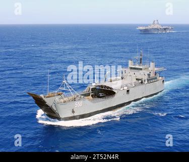 0802244010S-154 SOUTH CHINA SEA (24 febbraio 2008) la nave anfibia BRP Bacolod City (LC 550) della Repubblica delle Filippine lavora a stretto contatto con la nave d'assalto anfibio schierata in avanti USS Essex (LHD 2) durante l'addestramento bilaterale della marina come parte del Balikatan 2008. Durante le attività di assistenza umanitaria e formazione di Balikatan 2008, i membri del servizio militare degli Stati Uniti e del governo della Repubblica delle Filippine stanno lavorando insieme per migliorare la sicurezza marittima e garantire che l'assistenza umanitaria e gli sforzi di soccorso in caso di catastrofi siano efficienti ed efficaci. Marina degli Stati Uniti Foto Stock