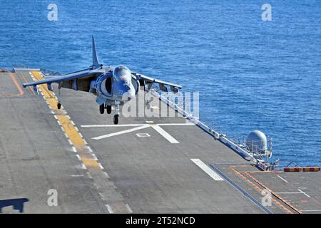 1102101376S-152 PACIFIC OCEAN (10 febbraio 2011) un AV-8B Harrier assegnato al Black Sheep of Marine Attack Squadron (VMA) 214 atterra a bordo della nave d'assalto anfibio USS Peleliu (LHA 5) durante esercitazioni di addestramento al largo della costa della California meridionale. Marina Foto Stock