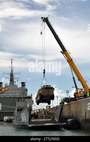 1104237293M-550 ROTA, Spagna (23 aprile 2011) Un carico di rifornimento anfibio più leggero, imbarcato a bordo della nave da trasporto anfibio USS Ponce (LPD 15), viene sollevato con una gru dalla Landing Craft Utility (LCU) 1661 al molo per un lavaggio agricolo presso la stazione Navale di Rota, Spagna. Ponce fa parte del Kearsarge Amphibious Ready Group in un dispiegamento programmato nell'area di responsabilità della 6th Fleet. Marina Foto Stock