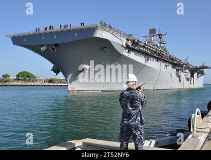 1008046566M-005 GUANTANAMO BAY, Cuba (4 agosto 2010) la nave d'assalto anfibio USS Iwo Jima (LHD 7) porti alla stazione navale di Guantanamo Bay, Cuba, per rifornimento e rifornimenti. Iwo Jima ha concluso la sua prima fase di operazioni di assistenza umanitaria ad Haiti sostenendo Promise 2010, una missione di assistenza umanitaria e civile di quattro mesi attraverso l'America Latina e i Caraibi. Marina Foto Stock