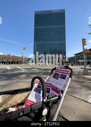 New York, Stati Uniti. 2 novembre 2023. New York, USA 11/2/23 manifesti di bambini scomparsi per sensibilizzare gli israeliani rapiti da Hamas in Israele il 7 ottobre, collocati in carrozzine di fronte al palazzo delle Nazioni Unite a New York, protestando per una Palestina libera, giovedì 2 novembre 2023. Crediti: Jennifer Graylock/Alamy Live News Foto Stock