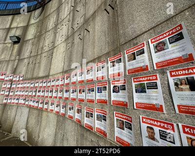 New York, Stati Uniti. 2 novembre 2023. New York, USA 10/24/23 poster di persone e bambini scomparsi per sensibilizzare gli israeliani rapiti da Hamas in Israele il 7 ottobre, collocati su un muro di fronte all'edificio delle Nazioni Unite a New York, protestando per una Palestina libera, giovedì 2 novembre 2023. Crediti: Jennifer Graylock/Alamy Live News Foto Stock