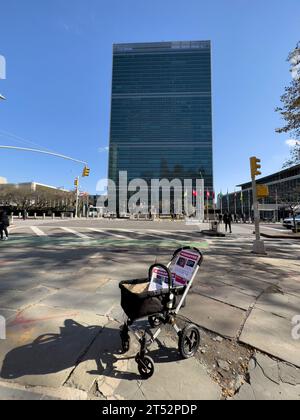 New York, Stati Uniti. 2 novembre 2023. New York, USA 11/2/23 manifesti di bambini scomparsi per sensibilizzare gli israeliani rapiti da Hamas in Israele il 7 ottobre, collocati in carrozzine di fronte al palazzo delle Nazioni Unite a New York, protestando per una Palestina libera, giovedì 2 novembre 2023. Crediti: Jennifer Graylock/Alamy Live News Foto Stock