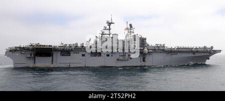 1006177058E-099 PACIFIC OCEAN (17 giugno 2010) la nave d'assalto anfibio USS Bonhomme Richard (LHD 6) si prepara per un rifornimento in mare con la nave da combattimento litorale USS Freedom (LCS 1). Freedom e Bonhomme Richard parteciperanno al Rim of the Pacific (RIMPAC) 2010, il worldХs più grande esercizio marittimo internazionale. (Marina degli Stati Uniti Foto Stock