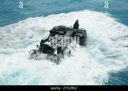 1007257680E-088 PORT DE PAIX, Haiti (25 luglio 2010) un veicolo d'assalto anfibio esce dal ponte della nave d'assalto anfibio multiuso USS Iwo Jima (LHD 7) mentre la nave è al largo delle coste di Haiti partecipando alla missione di assistenza civile umanitaria promettente 2010. Il personale medico e ingegneristico assegnato imbarcato a bordo di Iwo Jima lavorerà con squadre nazionali partner per fornire assistenza medica, odontoiatrica, veterinaria e ingegneristica a otto nazioni diverse. Marina Foto Stock