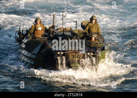 1002229706M-010 PACIFIC OCEAN (22 febbraio 2010) un veicolo d'assalto anfibio assegnato al 1st Battalion, 4th Marines attaccato alla Bravo Company di Camp Pendleton, California, si prepara a salire a bordo della nave da trasporto anfibio USS Dubuque (LPD 8) al largo della costa californiana durante la formazione Amphibious Squadron and Marine Expeditionary Unit Integration (PMINT) in preparazione per un imminente dispiegamento. Marina Foto Stock