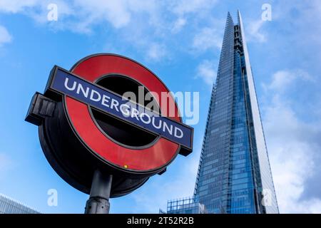 The Shard Building and London Underground Roundel Sign, Londra, Regno Unito Foto Stock