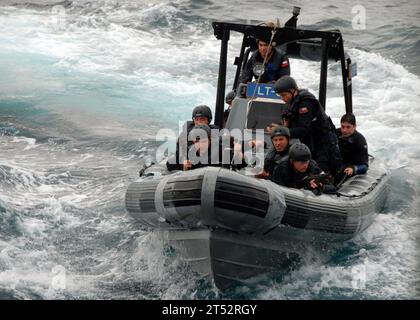 0706254021H-030 OCEANO PACIFICO (25 giugno 2007) - i membri della fregata cilena CS Almirante LatorreХs (FFG 14) visita, bordo, ricerca e sequestro (VBSS) si avvicinano al lato a dritta della nave da sbarco USS Pearl Harbor (LSD 52), mentre è impegnato in esercizi VBSS durante la fase UNITAS 48-07 Pacific di Partnership of the Americas (POA) 2007. POA si sta concentrando sul miglioramento delle relazioni con le nazioni partner attraverso una varietà di esercizi ed eventi in mare e a terra in tutta l'America Latina e nei Caraibi. Marina degli Stati Uniti Foto Stock