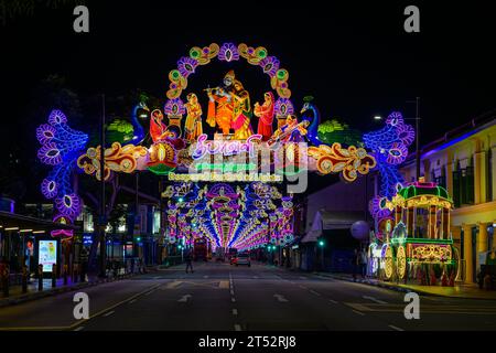 Semafori di Deepavali su Serangoon Road, Little India, Singapore Foto Stock