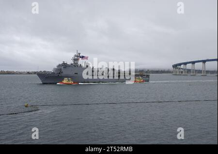 1012189643K-284 SAN DIEGO (18 dicembre 2010) la nave da sbarco anfibio USS Pearl Harbor (LSD 52) passa sotto il ponte Coronado mentre la nave ritorna alla base navale di San Diego. Pearl Harbor fa parte del Peleliu Amphibious Ready Group e torna a homeport a San Diego dopo sette mesi di schieramento. Marina Foto Stock