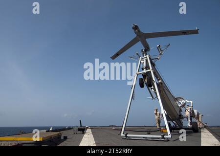 110411RC734-058 GOLFO DI ADEN (11 aprile 2011) Un veicolo aereo senza equipaggio (UAV) Scan Eagle si lancia dal ponte di volo della nave da sbarco anfibio USS Comstock (LSD 45). Scan Eagle è un sistema di veicoli aerei senza equipaggio indipendente dalla pista, a lunga durata, progettato per fornire più missioni di sorveglianza, dati di ricognizione e valutazione dei danni sul campo di battaglia. Comstock fa parte del Boxer Amphibious Ready Group ed è in corso nell'area di responsabilità della settima flotta degli Stati Uniti. Marina Foto Stock