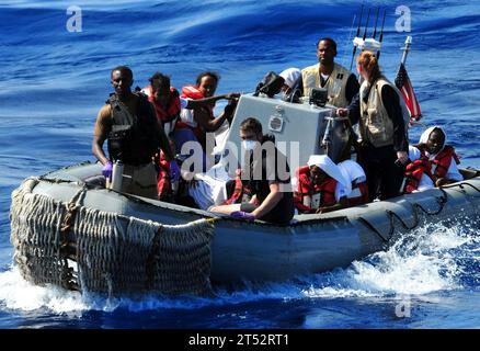 1009297948R-326 GOLFO DI ADEN (29 settembre 2010) le persone salvate sono trasportate in un gommone a scafo rigido verso la nave da sbarco anfibio USS Pearl Harbor (LSD 52). Sono stati salvati dai marinai assegnati al cacciatorpediniere guidato-missile USS Winston S. Churchill (DDG 81) settembre 27 dopo che la loro piccola barca si è capovolta nel Golfo di Aden. Hanno ricevuto cibo, acqua e cure mediche prima di essere trasferiti a Pearl Harbor. Pearl Harbor fa parte della Combined Task Force (CTF) 151, una task force multinazionale fondata nel gennaio 2009 per condurre operazioni di lotta alla pirateria all'interno e intorno al Golfo di A Foto Stock