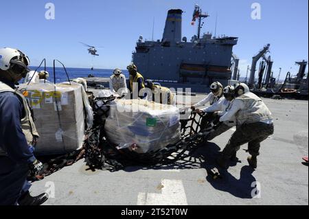 1009088335D-375 EAST CHINA SEA (08 settembre 2010) Marines assegnati alla divisione Combat Cargo della 31st Marine Expeditionary Unit (31st MEU), operazioni speciali capaci, spostare i negozi da un rifornimento in mare attraverso il ponte di volo a bordo della nave anfibia da sbarco USS Harpers Ferry (LSD 49). Harpers Ferry è di pattuglia nell'Oceano Pacifico occidentale e fa parte del Essex Amphibious Ready Group, schierato permanentemente in avanti. Marina Foto Stock