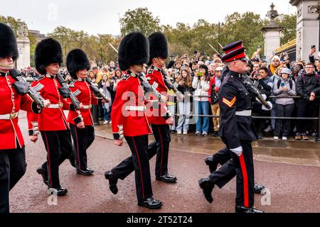 Una Unit of Scots Guards marcerà a Buckingham Palace per la cerimonia del cambio della Guardia, Londra, Regno Unito Foto Stock