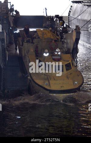 0709216282-002 OCEANO ATLANTICO (21 settembre 2007) - Un carico di rifornimento anfibio più leggero (LARC) parte da un'utilità di atterraggio (LCU) nel ponte della nave d'assalto anfibio USS Iwo Jima (LHD 7). Iwo Jima sta rinnovando la certificazione del suo pozzetto dopo un lungo periodo di manutenzione disponibile. Marina degli Stati Uniti Foto Stock