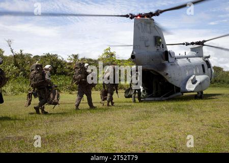 111016ZZ999-003 MATUNTUGO, Colombia (16 ottobre 2011) Un elicottero del corpo dei Marines USA CH-46E Sea Knight imbarca i Marines per il trasporto da Matuntugo Colombia alla nave da sbarco anfibio USS Oak Hill (LSD 51). I Marines assegnati alla Special Purpose Marine Air Ground Task Force (SPMAGTF) sono a Matuntugo a supporto della Amphibious Southern Partnership Station 12, un dispiegamento annuale di squadre di addestramento militare degli Stati Uniti nell'area di responsabilità del Southern Command degli Stati Uniti per condurre scambi di esperti in materia. (Esercito degli Stati Uniti Foto Stock