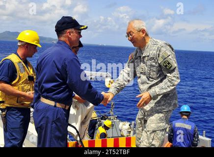 110707KB563-041 POHNPEI, Stati Federati di Micronesia (7 luglio 2011) Capt. S. Robert Roth, a sinistra, ufficiale comandante della nave da trasporto anfibio USS Cleveland (LPD 7), accoglie a bordo del maggiore generale della riserva dell'esercito Lie-Ping Chang durante la Pacific Partnership 2011. Ping, comandante generale con il 807th Medical Command, parlò ai soldati in servizio a bordo di Cleveland e fece un giro della nave. Pacific Partnership è un'iniziativa di assistenza umanitaria di cinque mesi che effettuerà visite portuali a Tonga, Vanuatu, Papua nuova Guinea, Timor Est e negli Stati Federati di Micronesia. Marina Foto Stock