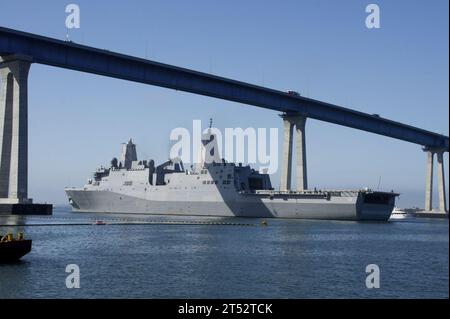 110701ZC343-933 SAN DIEGO (1 LUGLIO 2011) la nave da trasporto anfibio USS New Orleans (LPD 18) naviga nella baia di San Diego e sotto il ponte Coronado sulla strada per la base navale di San Diego. Marina Foto Stock