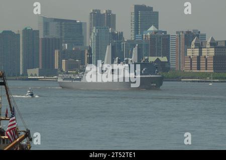 110525PS473-037 NEW YORK (25 maggio 2011) la nave da trasporto anfibio USS New York (LPD 21) transita sul fiume Hudson durante la parata di navi della Fleet Week 2011. New York ha 7,5 tonnellate di acciaio recuperate dalle torri del World Trade Center forgiate nella sua prua e partecipa alla 24a settimana annuale della flotta di New York. Marina Foto Stock