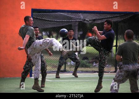 1006219093S-576 MEXICO (21 giugno 2010) Marines assegnati alla Special Purpose Marine Air Ground Task Force (SPMAGTF) 24, imbarcati a bordo della nave da trasporto anfibio USS New Orleans (LPD 18), giocano a calcio con i marines messicani dopo aver partecipato ad esercitazioni di addestramento militare. New Orleans sta partecipando alla Southern Partnership Station, un dispiegamento annuale di squadre di addestramento militare degli Stati Uniti nell'area di responsabilità del Southern Command negli Stati Uniti nei Caraibi e in America Latina. (U.S. Marine Foto Stock