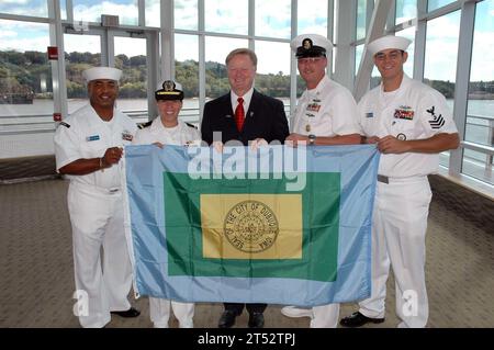 0709146362C-001 DUBUQUE, Iowa (14 settembre 2007) - Roy Buol, sindaco della città di Dubuque, presenta i marinai assegnati al molo di trasporto anfibio USS Dubuque (LPD 8) con una bandiera della città. L'evento ha segnato 40 anni di servizio e partnership con la città. Marina degli Stati Uniti Foto Stock